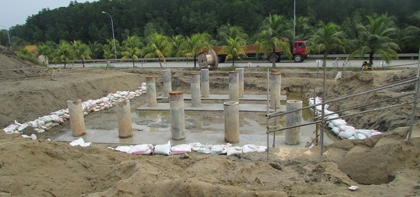 На фото – тощий бетон используется в подготовке к сооружению фундамента