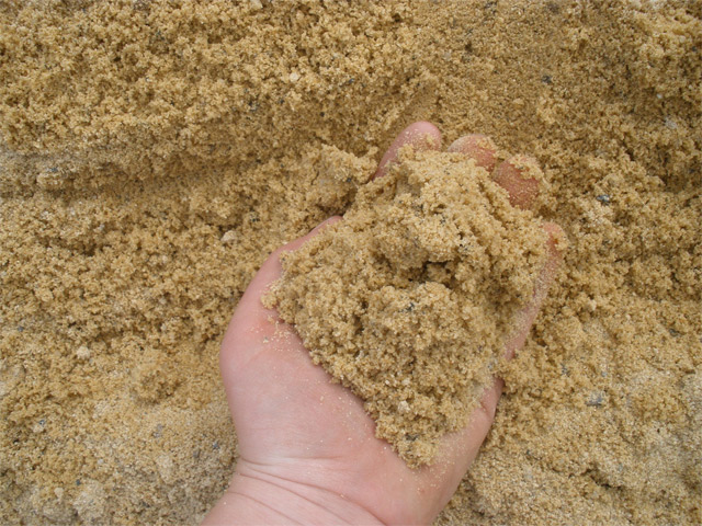 Плотность влажного песка выше