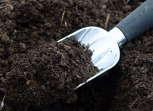 Плодородный грунт – великолепный материал для обогащения почвы