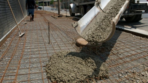 Металлическая обрешетка значительно увеличивает стабильность бетонного пола