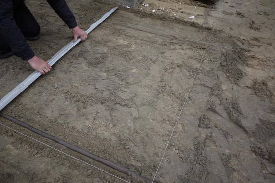 На фото – выравнивание цементно-песчаной смеси при укладке тротуарной плитки