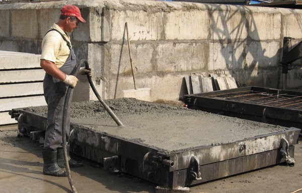 Вибрирование бетона – как и для чего?