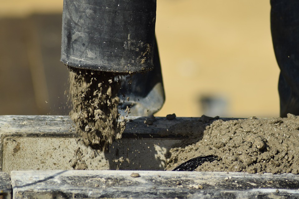 Увеличить плотность бетона можно разными способами