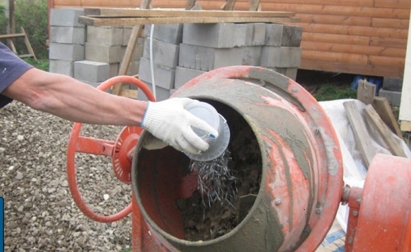 Замешивание бетона с фиброволокном