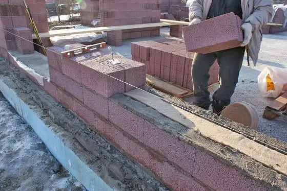 Кирпич из керамзитобетона больше по размеру, чем обычный. Поэтому строительство идет гораздо быстрее Строительство из керамзитобетонных блоков