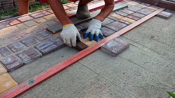 Укладка тротуарной плитки требует максимальной внимательности Укладка тротуарной плитки