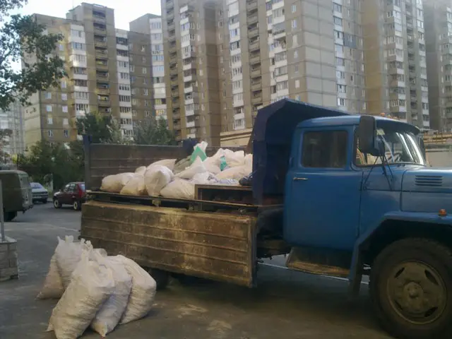 Погрузка строймусора может быть как ручной, так и механизированной Погрузка строймусора может быть как ручной, так и механизированной