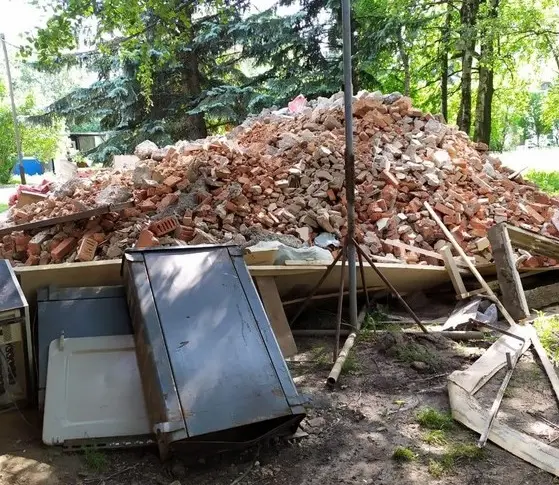 Дорога из битого кирпича: почему садоводы выбирают отсыпку дорог боем