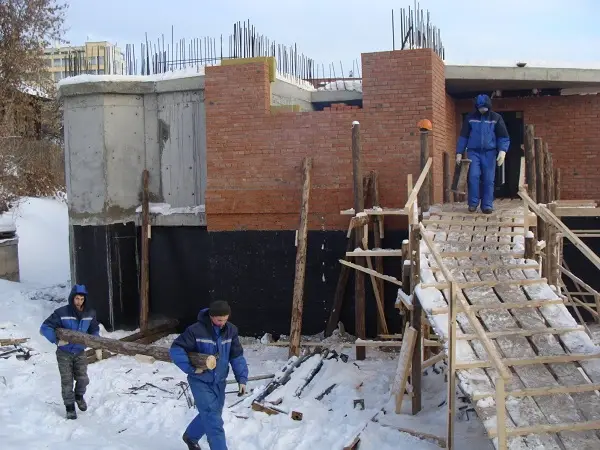 Особенности зимнего строительства