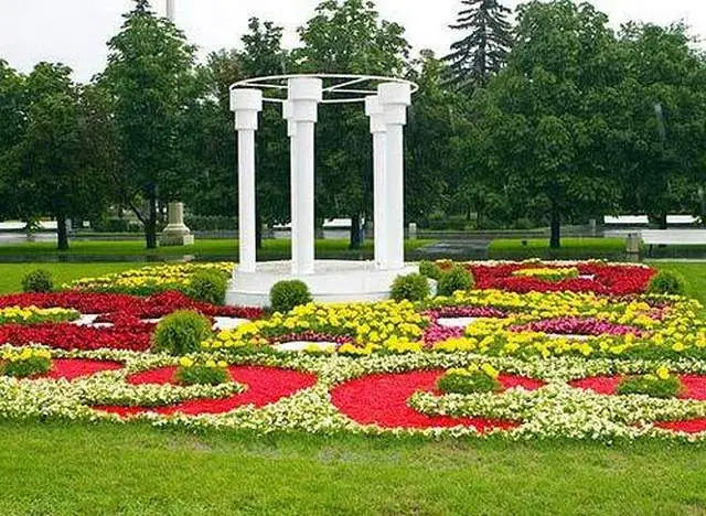 С помощью декоративного щебня можно превратить обычные клумбы в произведение искусства С помощью декоративного щебня можно превратить обычные клумбы в произведение искусства