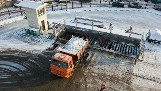 Выгрузка снега в снегоплавильном пункте Снегоплавильный пункт