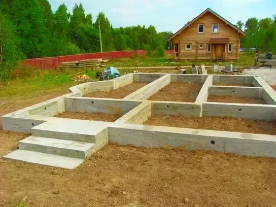 Засыпанный фундамент частного дома
