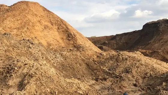 Поверх боя бетона или боя кирпича укладывается слой пескогрунта Пескогрунт для засыпки болотистых участков