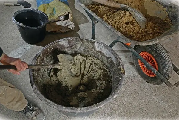Песок и вода для бетона