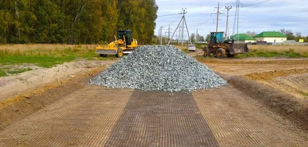 Щебень на дороге