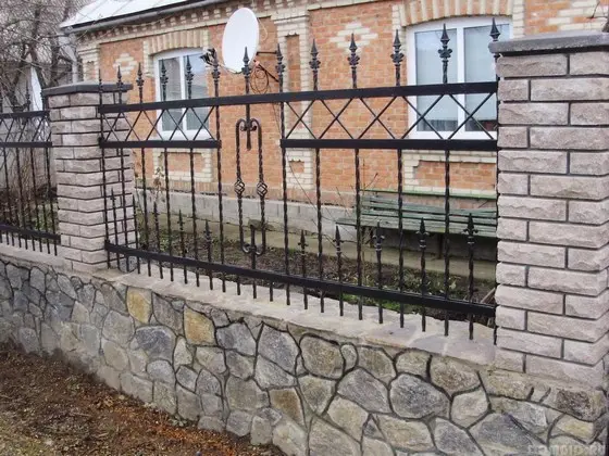 Ограда с цоколем из бута и опорами из кирпича Вариант смешанной кладки
