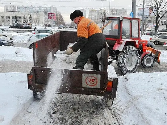 Расход соли на один квадратный метр регламентируется нормами Посыпка дорог солью
