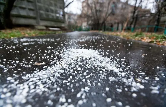 Техническая соль способна растопить лед по всей толщине Посыпанные солью дорожки