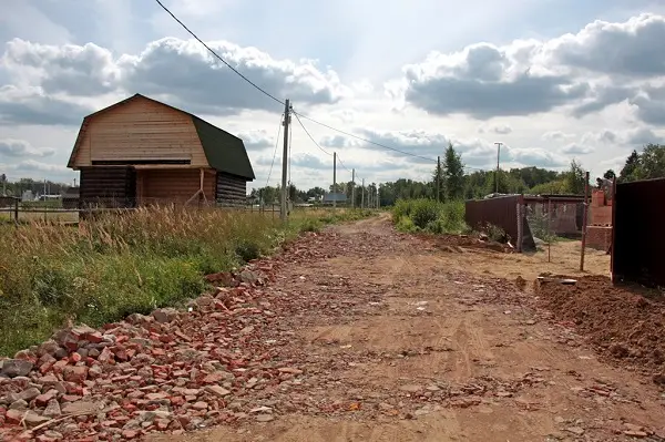 Дорога из кирпичного боя к садовым участкам