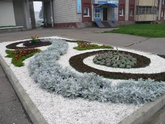 Гранитная крошка на клумбе