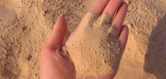 Речной песок хорошо подходит для использования в строительных работах – но он дороже карьерного