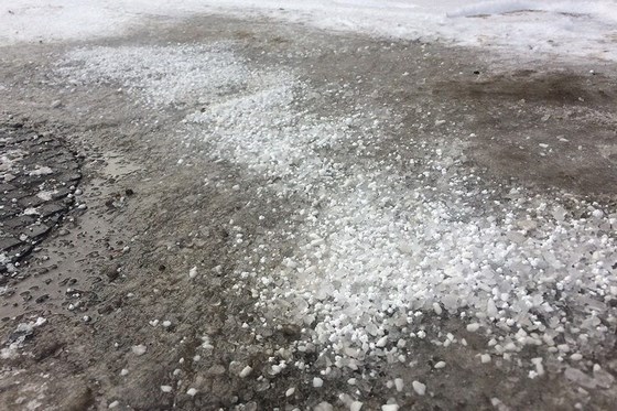 Соль на тротуаре