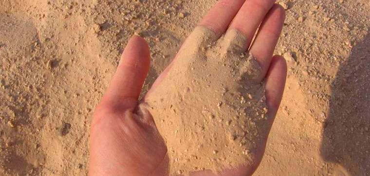 В качественном речном песке практически нет глинистых примесей