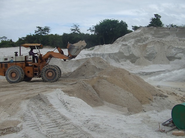 Карьерный песок – недорогой и очень востребованный материал