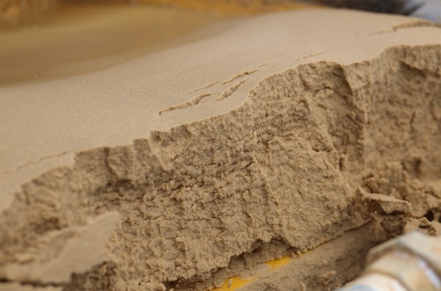 Карьерный песок может быть мытым и сеяным