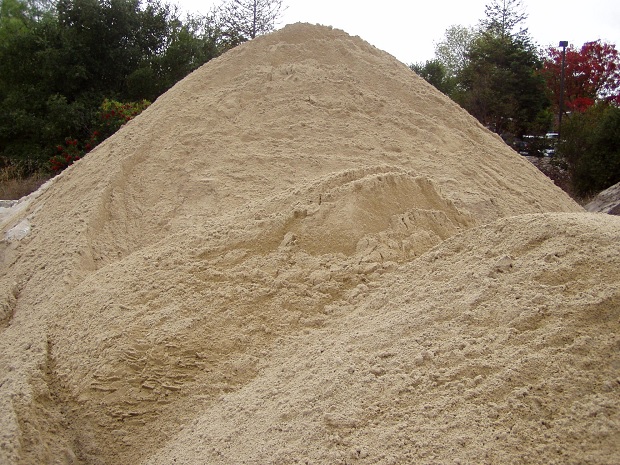 Карьерный песок используется в дорожных работах