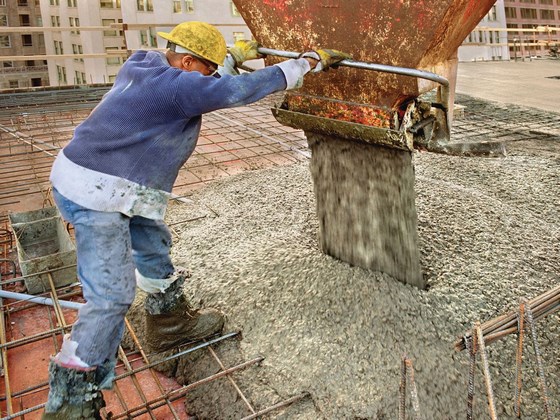 Заливают крышу товарным бетоном