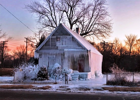 Дом во льду