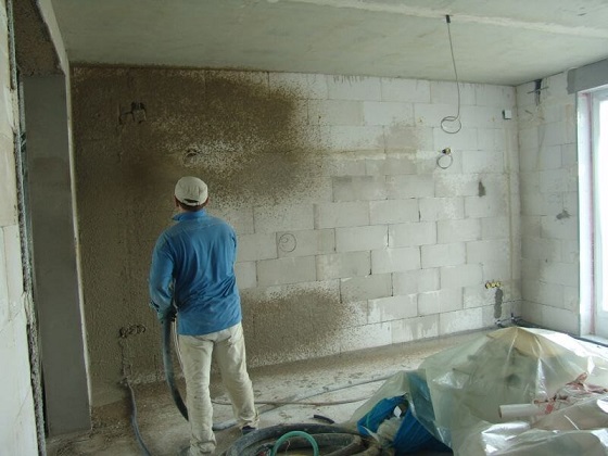 Оштукатуривание стен с помощью растворопровода