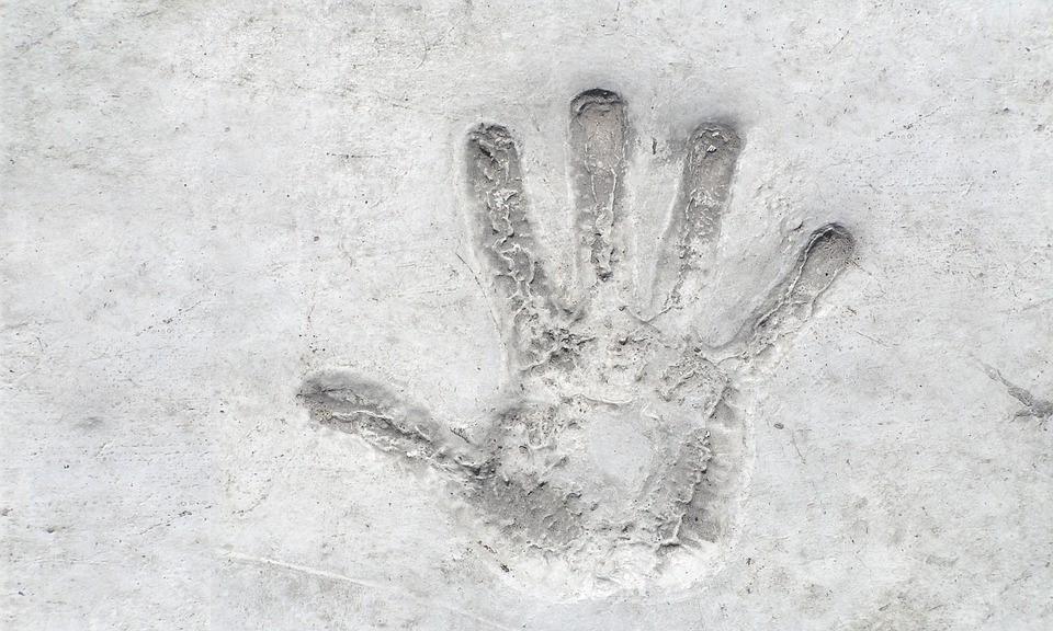Отпечаток руки на бетонной поверхности