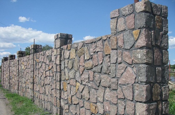 Стена из бутового камня